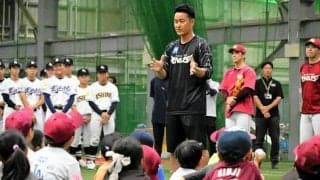 銀次さんが野球未経験の小学生に指導　楽天と宮城県高野連が野球教室