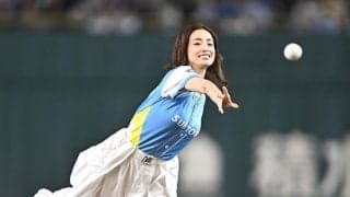 上戸彩が始球式　大きく振りかぶって投じたボールは…　左打席の後方を転がり苦笑い　サントリードリームマッチ