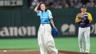 上戸彩、コロコロ始球式に頭抱える　豪快ワインドアップも…ストライクならず　東京D歓声