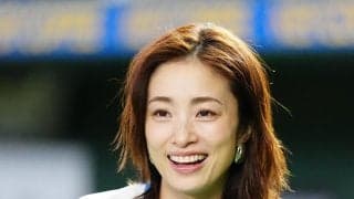 レジェンドOBがサントリードリームマッチの始球式を務めた上戸彩と記念撮影でデレデレ