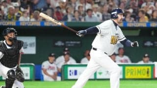 72歳ランディ・バースが槙原寛己から美しい右前打放つ　掛布雅之も打席に続き沸かせる