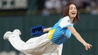 「40歳なんて信じられない」透き通る“超美人女優”に大興奮　始球式にエヘヘ「美しすぎない…？」