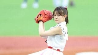 「なんと打席にはギャオス内藤さんが」　ＮＧＴ４８の北村優羽が始球式　ノーバン投球ならずも両手を広げて笑顔