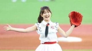 「ほぼノーバンのナイスピッチング」フレッシュ球宴降臨の人気アイドル美女がひらり白スカートなびかせ可憐投球　ＳＮＳ反響「投げる前の笑顔が可愛すぎ」