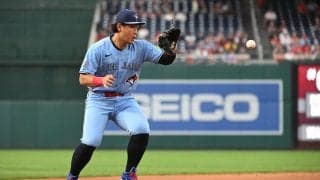 岡本和真がメジャー初盗塁　捕手からの送球がそれ、スライディングで二塁陥れる