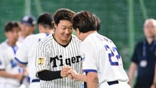 大山悠輔がめっちゃ笑顔！高橋遥人と肩を組んでニッコリ　阪神７選手＆藤川監督の記念写真でなぜか２人だけが別ポーズ