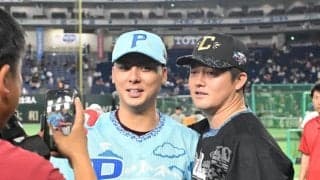 変顔してるやんｗ　ＤｅＮＡ・牧が阪神・中野と肩組みポーズ　リーグを代表するセカンドのレア２ショ　スマホでの撮影でもおどけて大はしゃぎｗ