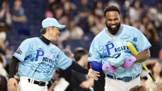 【球宴】日本ハムのレイエスが即席サイン会で大人気　さっそくファンに大サービス