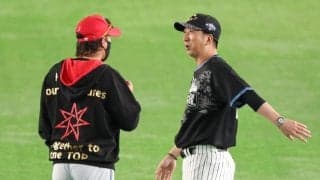 日本ハム・新庄監督が阪神・藤川監督と異例の長時間談笑「大好きな後輩なんで」２人きりで何を話した？特注の金色バットを持って肩叩く→藤川監督が大爆笑