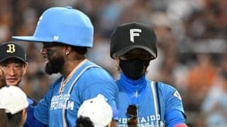 日本ハム・新庄監督が特大帽子で登場　度肝抜くシーンに東京ドームが騒然　金色ノックバットに続いてファン沸かす　レイエスまで特大帽子