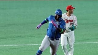 日本ハム・レイエス激走に全パが大盛り上がり！一塁から一気に本塁投入もタッチアウト→レイエスはベンチ内で仰向け苦笑い