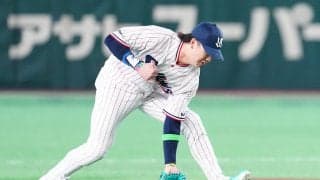 【球宴】燕党歓喜！ヤクルト・キハダのバックで長岡秀樹が好守備連発　お決まりのポーズも
