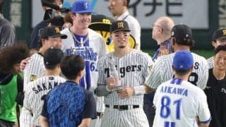 えっ意外な交流！阪神・佐藤輝と大山がＤｅＮＡ・レイノルズに肩を抱かれて３ショ　“両手に大砲”の２０３センチ右腕は満面に笑み