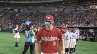 何してんの…！？ 楽天・辰巳涼介、試合前に“まさかの光景”「やってんな」「なんて書いてる？」“電光掲示サングラス”にファン大爆笑