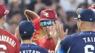 【球宴】辰己涼介、この日も“楽天カードマン”　赤マントに楽天カードのサングラスで登場