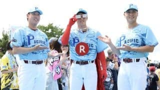 楽天・辰己が連日のパフォーマンス！　「楽天カードマン」の姿で球場入り　メガネにマント、ロンググローブ、巨大ネックレスも