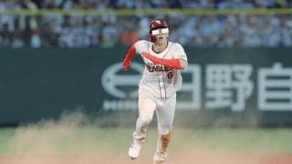 楽天カードマンの辰己が激走！牽制球に挙動不審も二塁へスタート→送球逸れ何度も中堅方向振り返る「面白すぎるだろ」「よく走れたｗｗｗ」「爆笑」