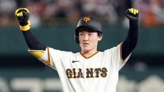【球宴】全セの巨人浦田俊輔の盗塁に球場どよめく！　球宴に合わせた特注手袋で快足披露