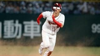 【球宴】楽天辰己涼介が塁上で楽天カードマンに変身→盗塁成功　手にはゴム手袋!?