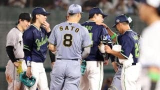 【球宴】ヤクルト山野太一、自撮り棒持って給水サポート！佐藤輝、長岡らとマウンド上でパシャリ