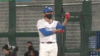 なんか変だぞ？ 日ハム・新庄監督、様子がおかしい… “謎の動き”が話題に「どうした」「清宮わかってる？」コーチャーズボックスでの行動にファンざわつく
