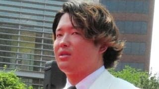村上宗隆の移動風景　手に持ったアイテムにファン興味津々「大谷さん限定緑茶ボトル持ってるよね？」「西川のマット」髪を結んだレアスタイルも