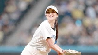 【日本ハム】白のミニスカ始球式…女子ゴルフ脇元華ノーバン投球　清宮幸太郎も驚き