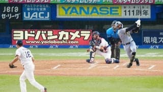 【阪神】カミナリが視界に？　デルミス・ガルシアの打席で大きな稲光　ほぼ同時に空振り三振