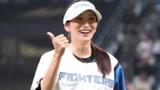 「惚れんなよ」人気女子ゴルファー、北の大地に降臨　自主トレ仲間の清宮幸太郎も“びっくり”の投球披露「ナイスピッチング」