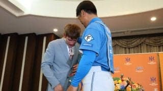 陽岱鋼、稲葉篤紀氏のサプライズ登場に号泣　引退会見…日本ハム時代に共闘「僕の中で財産」