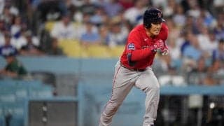 吉田正尚、三塁線へのボテボテのゴロでの内野安打に笑顔　2打席目は適時打が失策に記録訂正