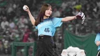マウンドでぴょんぴょん…人気美女が“完璧投球”に大興奮　ファン悶絶「ずっと見ていたい」
