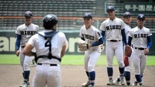 履正社が甲子園練習　投手陣が打者を相手に実戦形式で投球練習