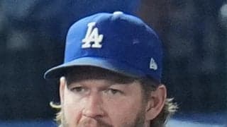 カーショー氏がドジャースタジアムで慈善活動、ケリー氏は始球式、OBが家族で集合