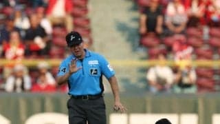 試合直後のマツダスタジアムでまさかの珍事　中日・樋口と二塁塁審・水口が衝突で騒然　プレーには影響なし