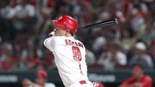 広島　３８歳・秋山が逆転弾　一番に出迎えたのは３連戦１戦目で決勝弾の３６歳　「Ａクラスなんとか残れるように」ベテラン２人の勝利への思いが溢れたシーン