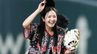 おへそ丸見えの豪快投球「美しい腹筋」　大暴投に“あーーー”も…モデル美女が「かわええ」
