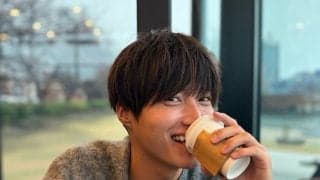 26歳Ｊリーガーが結婚発表　純白ドレス妻と顔出し2ショット「美男美女」「韓流スター」の声
