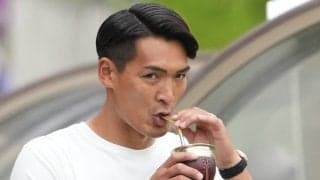｢マジでなんちゅー作戦なの槙野監督w｣ベンチ前に掲げられた｢マテ茶｣｢白い犬｣｢爆弾｣｢合コン｣のイラスト入り作戦ボードにファン困惑！｢想像よりデカくて吹いた｣