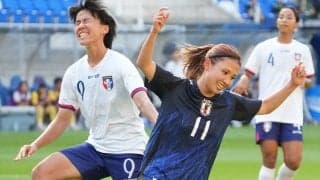 ｢可愛すぎて反則｣｢海似合う｣なでしこFW、海日和ビーチショット公開！“新発田のアイドル”らしい黒ミニキャミワンピに｢私服も最高｣｢豹柄のシュシュ可愛い！｣