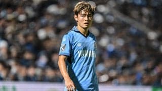｢お姫様じゃん｣｢タンカじゃないんだw｣期待の日本人ドリブラーが韓国人FWに“抱っこ”されて退場!? 見慣れぬ光景に｢胸熱＆ほっこり動画！｣｢しかし凄い腕力｣
