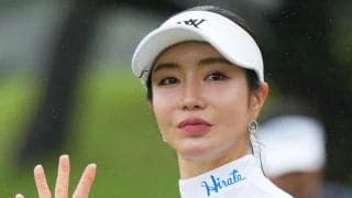 「セクシークイーン」アン・シネさん、桃色ビキニ姿披露　胸元でクリーム容器挟むショットも