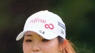 「構えいいね」古江彩佳、レア物イチローのグリーンのユニ姿でイチロー銅像前でポーズ