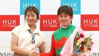 「今村ジョッキーのために集まってくれて...」園田メイン勝利の小牧太騎手が“自虐ギャグ”でファン沸かせる　握手も成功！