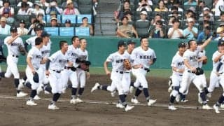三重１２年ぶりベスト８進出　夏甲子園１５勝目は三重県勢の夏４０勝目　二回まで５得点で履正社を圧倒