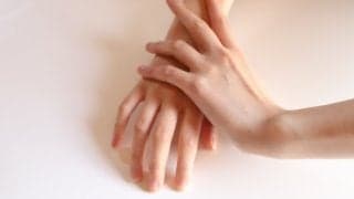 手や指先のシビレが治らなくて不安・・・それ腕が原因かもしれません！