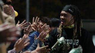 ｢退院して試合向かいます！｣大ケガで全治5か月のJリーガー、病室での“松葉杖コスプレ”に大反響｢裏蓮華使ったの？｣｢よく思いつくなぁw｣｢しっかり仕込んでて草｣