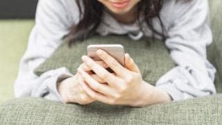 「スマホ顔」に注意！表情筋トレーニングで老け顔を防ごう