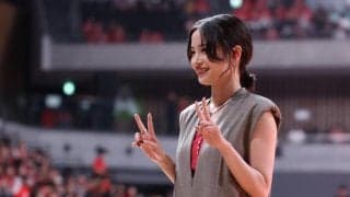 「輝きすぎて発光してる」バスケ男子日韓戦、日本のベンチ裏に出現の超人気女優に騒然「かおちっっっさい」「今日も美しすぎる」