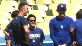 ＭＬＢ怪物右腕が佐々木朗希に歩み寄り、あいさつしたワケ　サイ・ヤング賞最有力ミジオロウスキーが見せた佐々木への敬意「僕とすごく似ている」　日米の怪物が“剛腕談義”　投球フォームを身振り手振りで解説